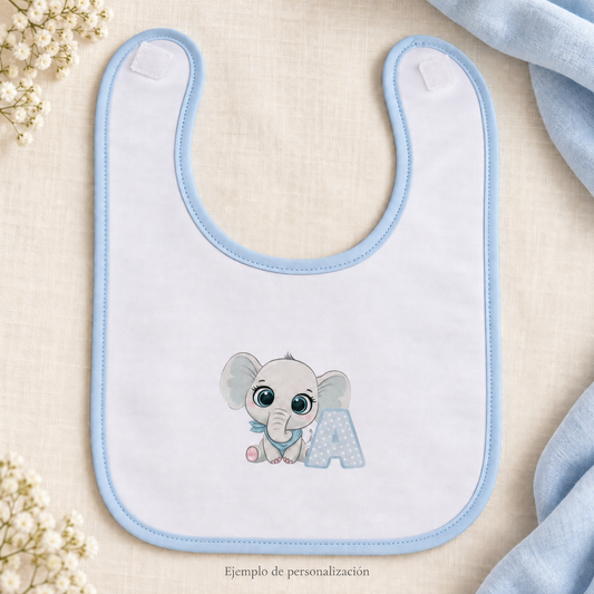 Ejemplo de personalización: babero blanco con ribete azul, elefantito gris e inicial A azul de lunares.