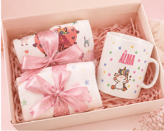 Caja regalo bebé personalizada con camiseta, body y taza