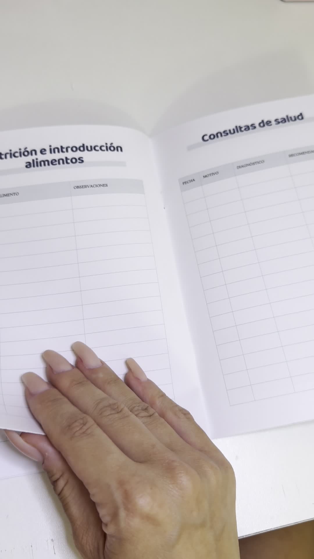 Interior real del libro: nutrición, introducción de alimentos y consultas de salud.