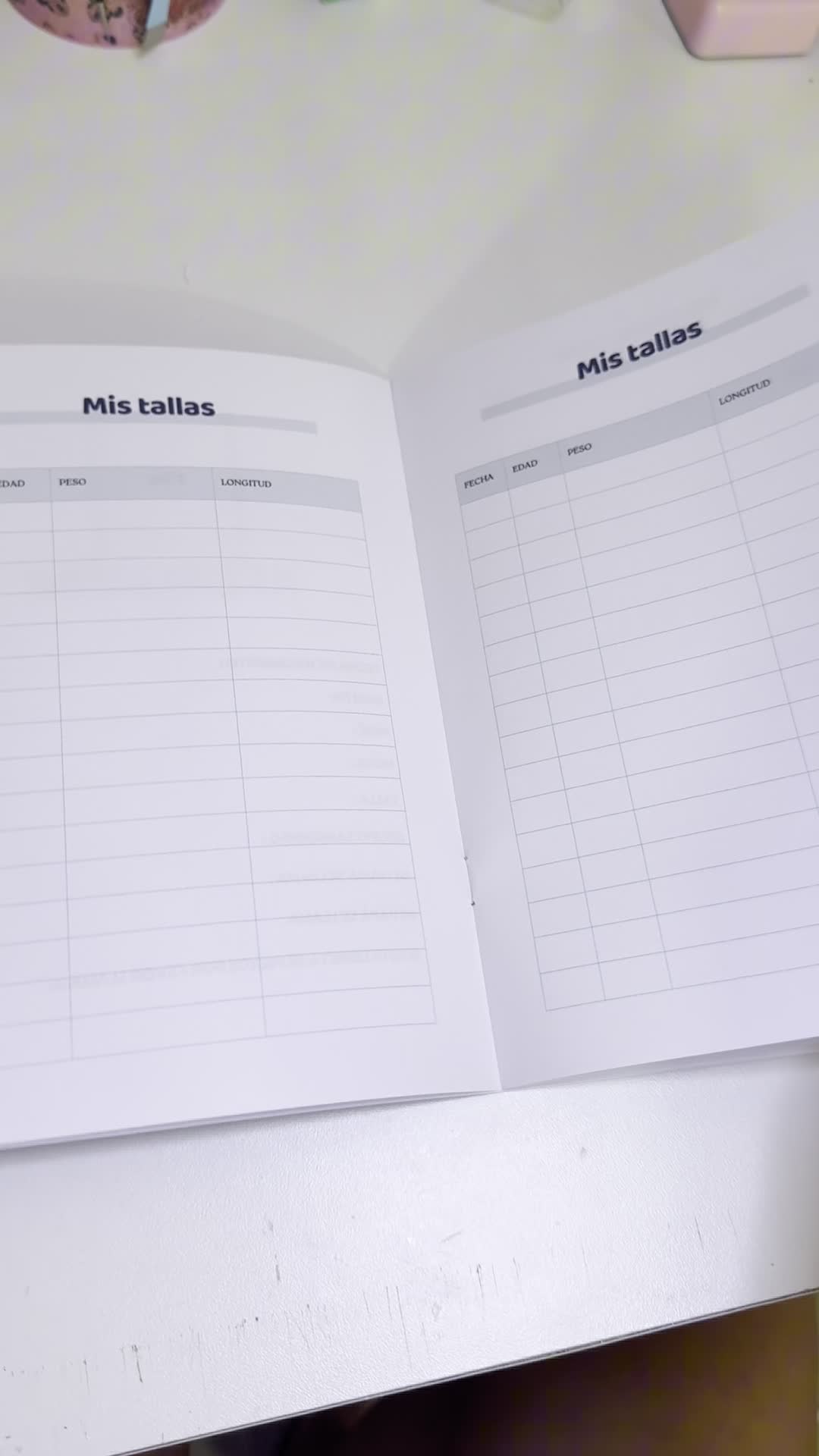 Interior real del libro: tablas Mis tallas con fecha, edad, peso y longitud.