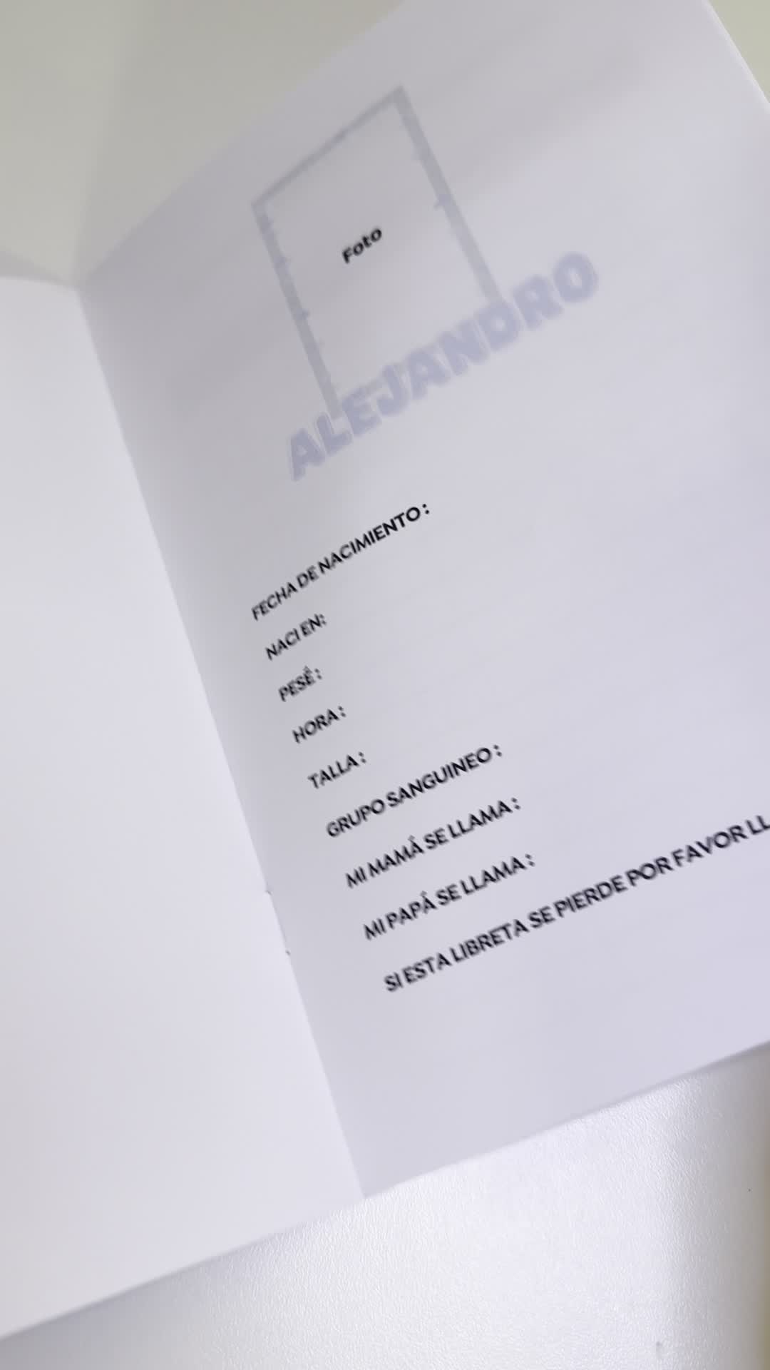 Interior real del libro: fotografía y datos de nacimiento del bebé.
