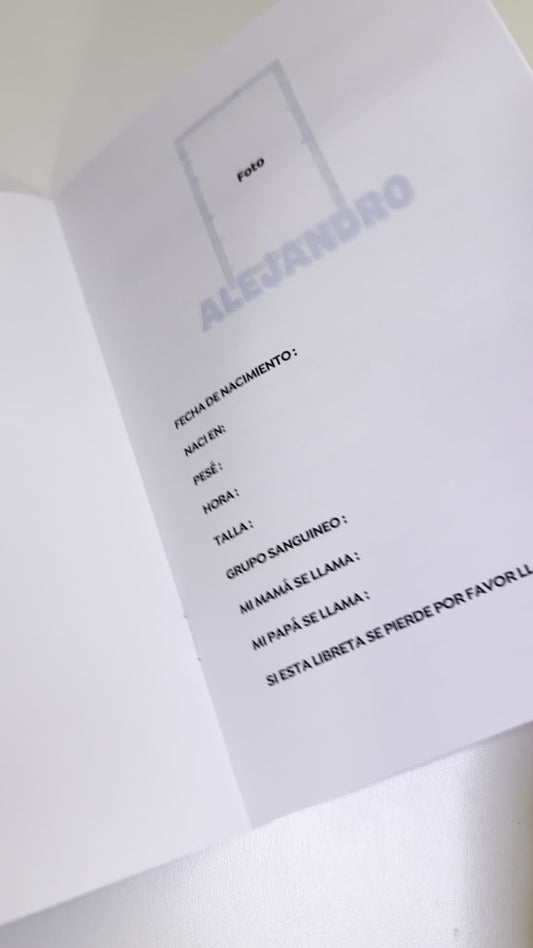 Interior real del libro: fotografía y datos de nacimiento del bebé.