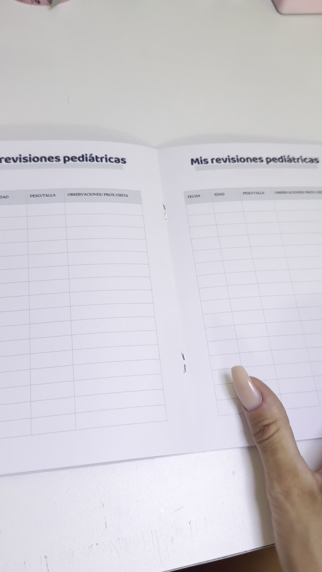 Interior real del libro: hojas de revisiones pediátricas y próxima visita.