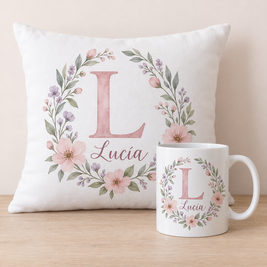 Montaje ilustrativo del pack cojín y taza con inicial L floral y nombre Lucía a juego
