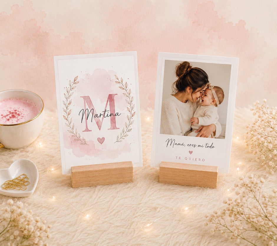 Dos placas decorativas con soportes de madera: una con inicial y nombre y otra con fotografía de madre y bebé.