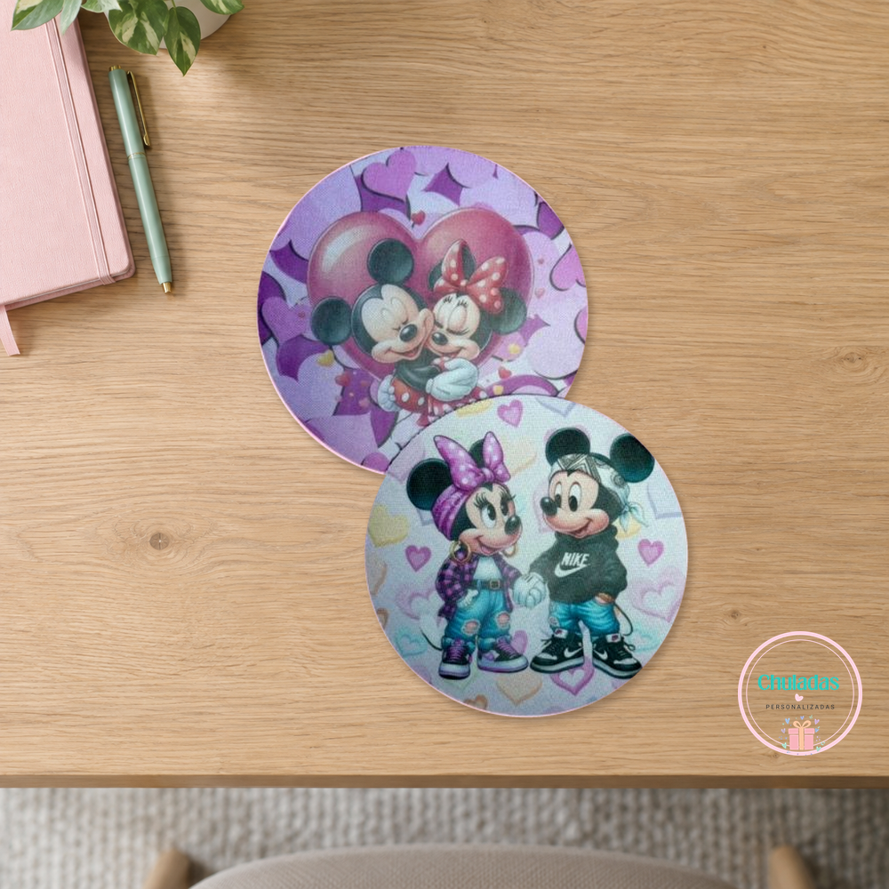 Juego de dos posavasos personalizados sobre escritorio de madera con logo de Chuladas Personalizadas