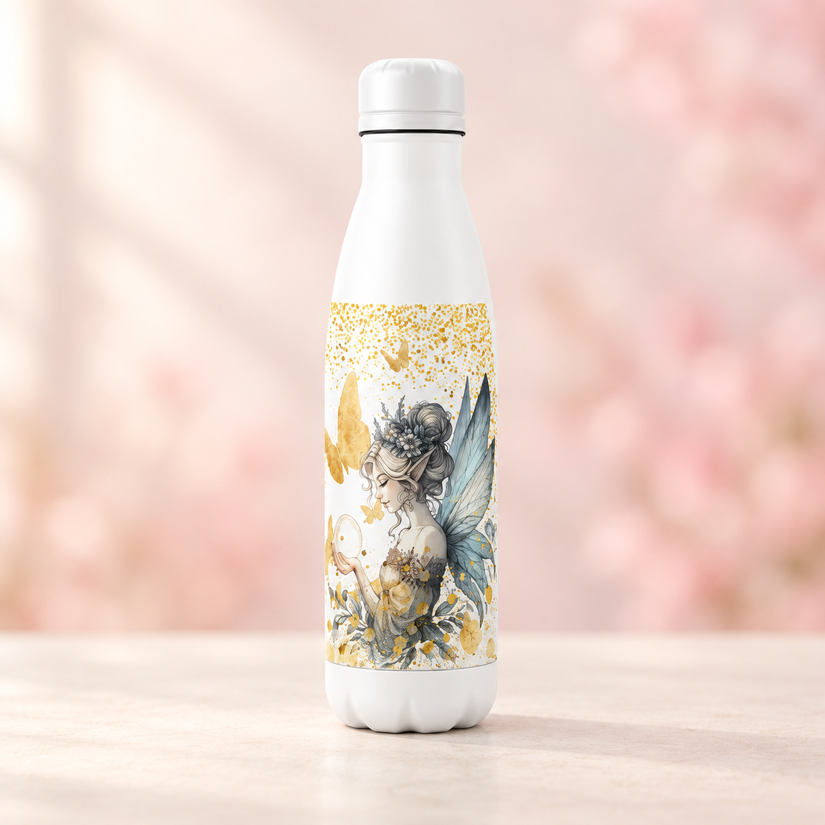 Termo blanco de 700 ml con diseño de hada y detalles dorados sobre fondo pastel. Imagen de presentación generada.
