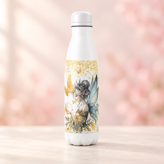 Termo blanco de 700 ml con diseño de hada y detalles dorados sobre fondo pastel. Imagen de presentación generada.