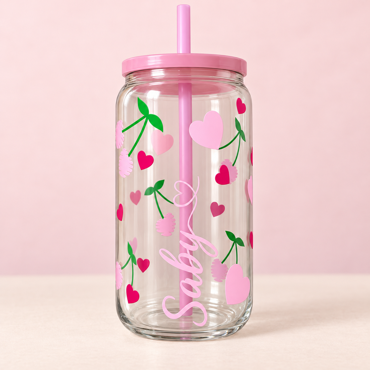 Vaso de cristal personalizado con corazones, nombre Saby, tapa y pajita rosas