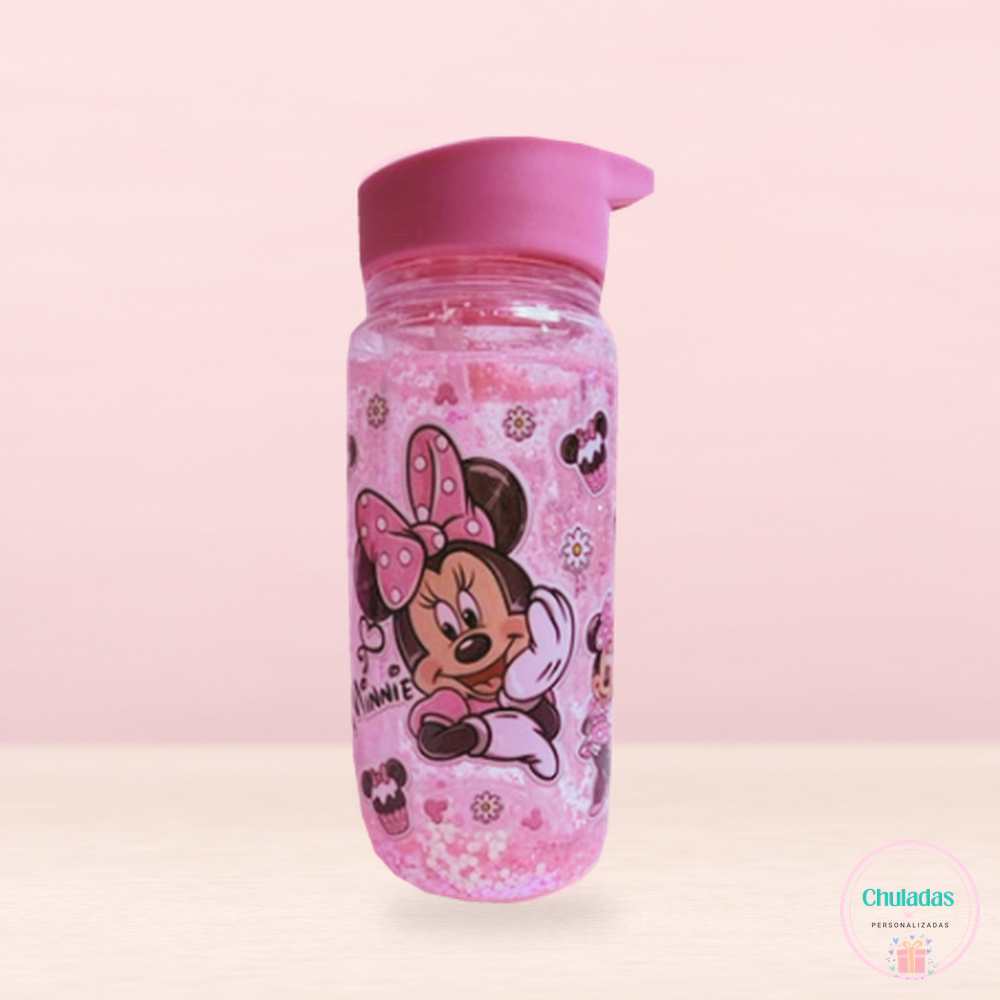 Vaso infantil de Minnie con purpurina rosa sobre fondo pastel
