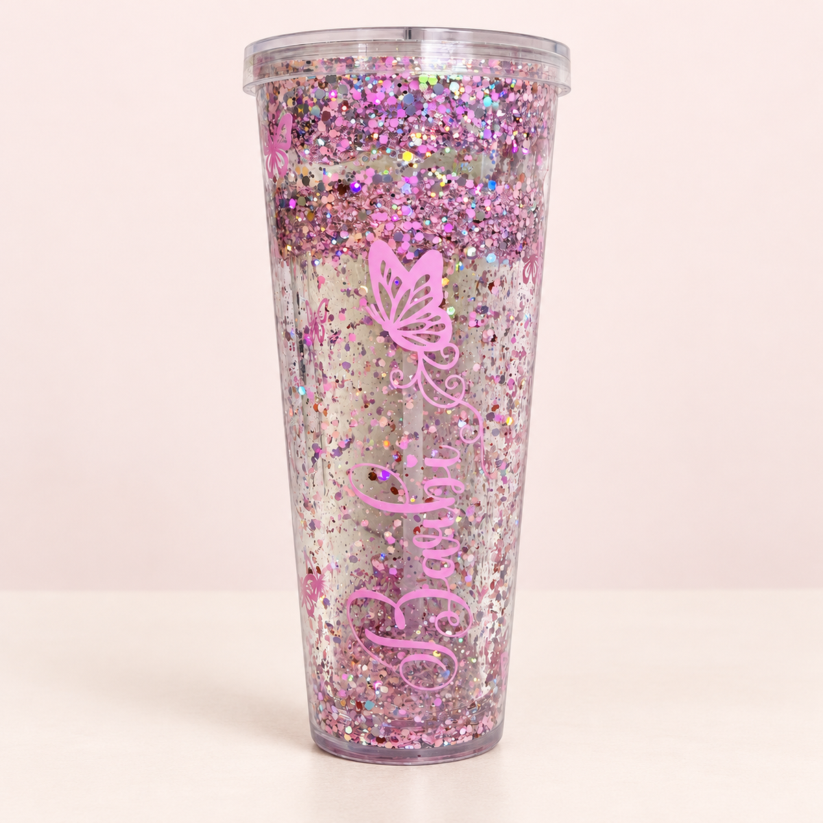 Vaso transparente con purpurina rosa e irisada y diseño de mariposas