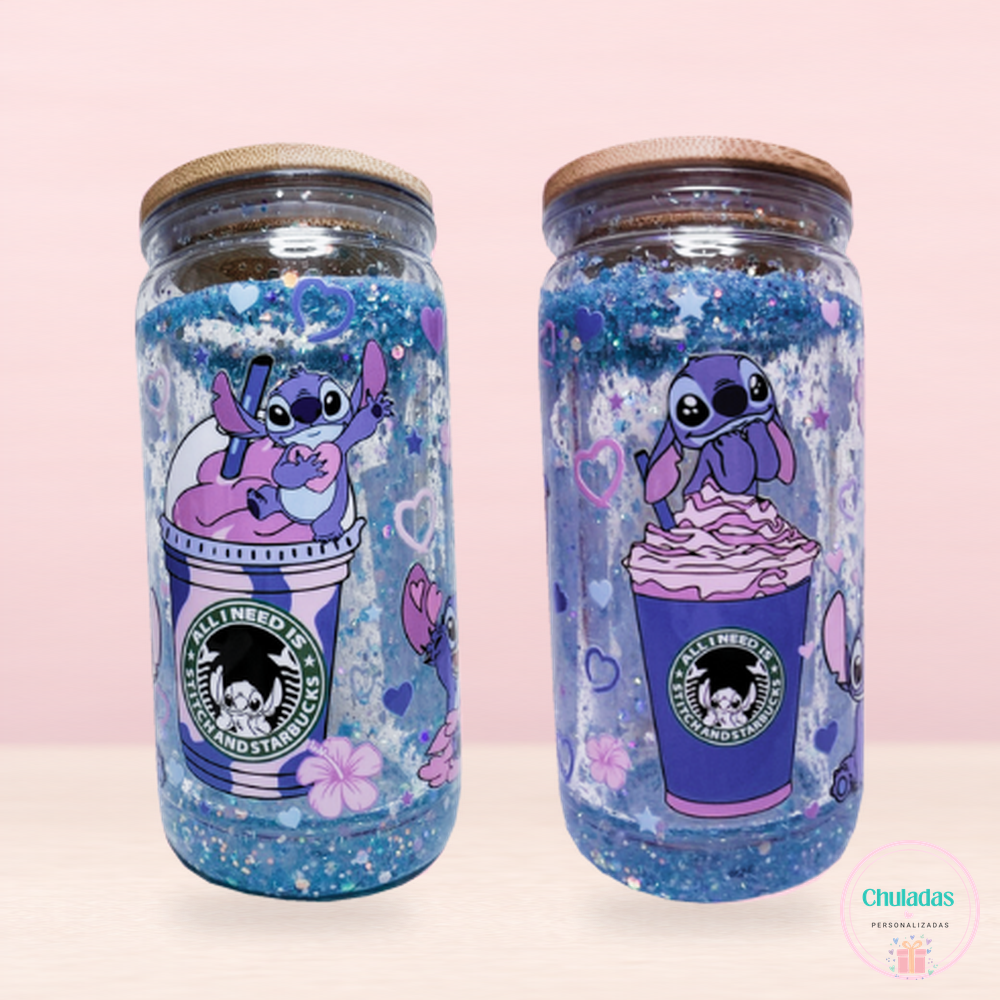 Vaso de Stitch con purpurina azul, ambas caras, sobre fondo pastel