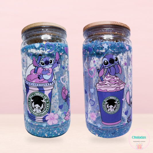 Vaso de Stitch con purpurina azul, ambas caras, sobre fondo pastel